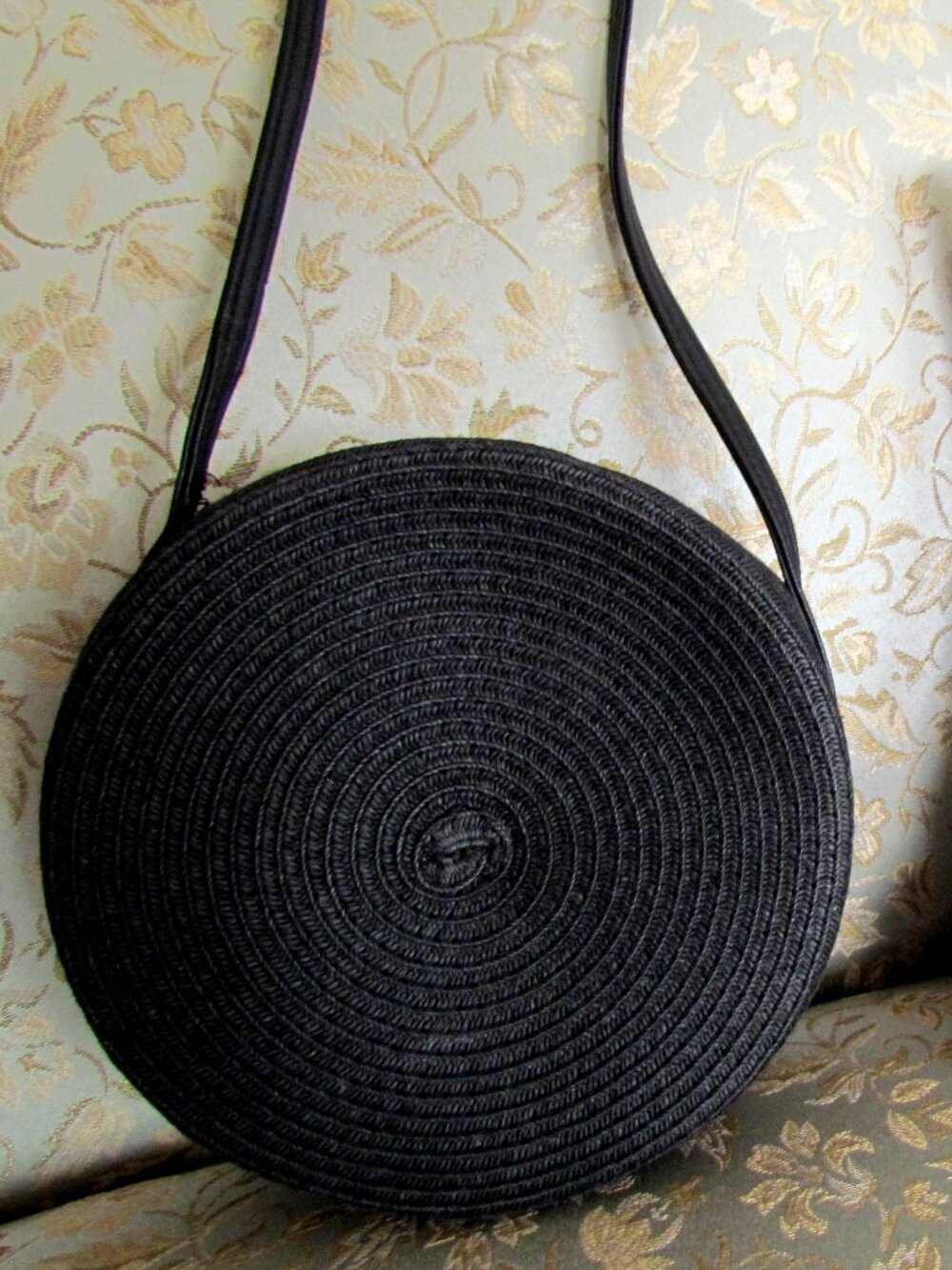 ROUND BLACK HANDBAG, RIBBED w ZIP & SHOULDER STRAP, EYE-CATCHING & DIFFERENT! - Picture 2 of 4